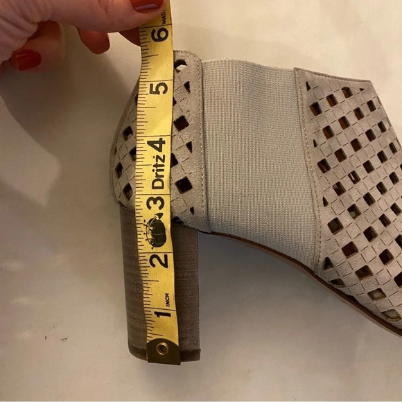 Aquatalia Shari Laser Cut Booties Women Size 9 Light Grey Leather Suede Heel EUC - Picture 13 of 13